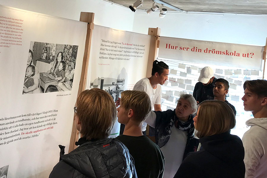 Skolelever olika åldrar i Sjöbo kommun får prova på romska kläder och romsk dans under ledning av Mimi.